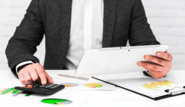 a-financial-expert-witness-working-on-a-case