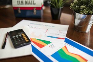 black-smartphone-on-the-table